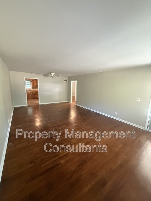 939 N Royal Ave - Photo 3 of 11