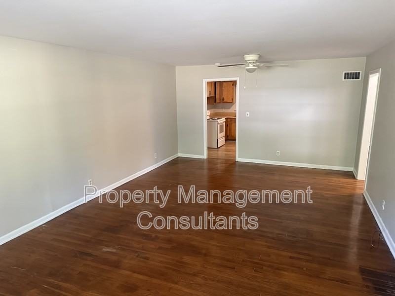 939 N Royal Ave - Photo 4 of 11