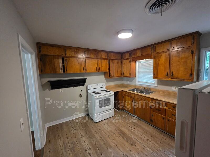 939 N Royal Ave - Photo 5 of 11