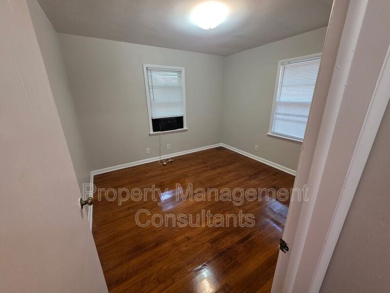 939 N Royal Ave - Photo 6 of 11