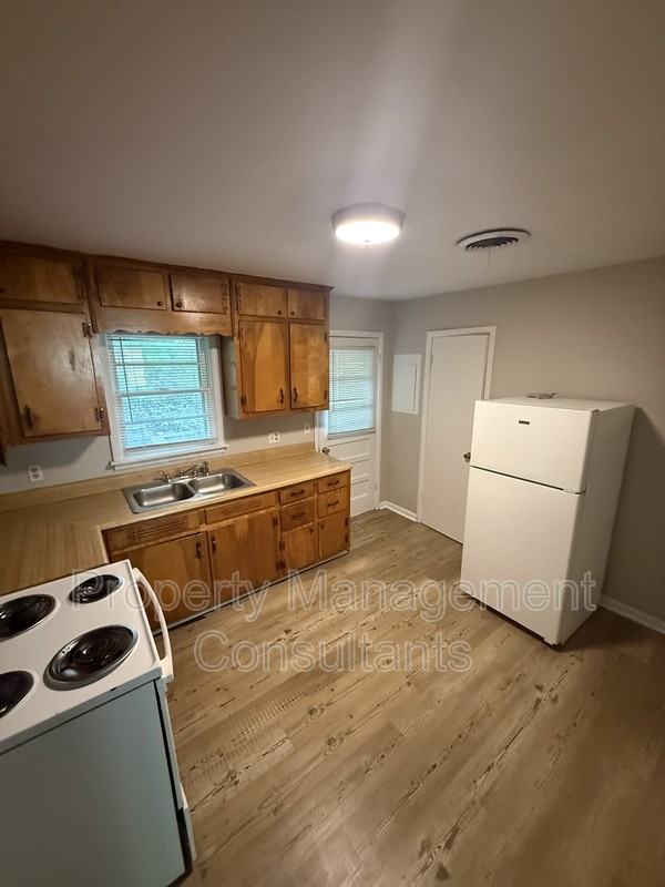 939 N Royal Ave - Photo 7 of 11