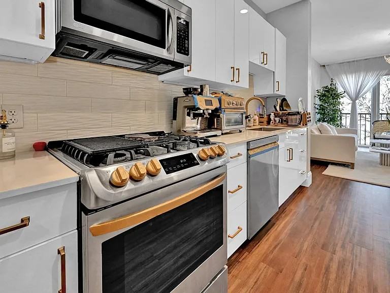 205 Maverick St #302 - Photo 4 of 12