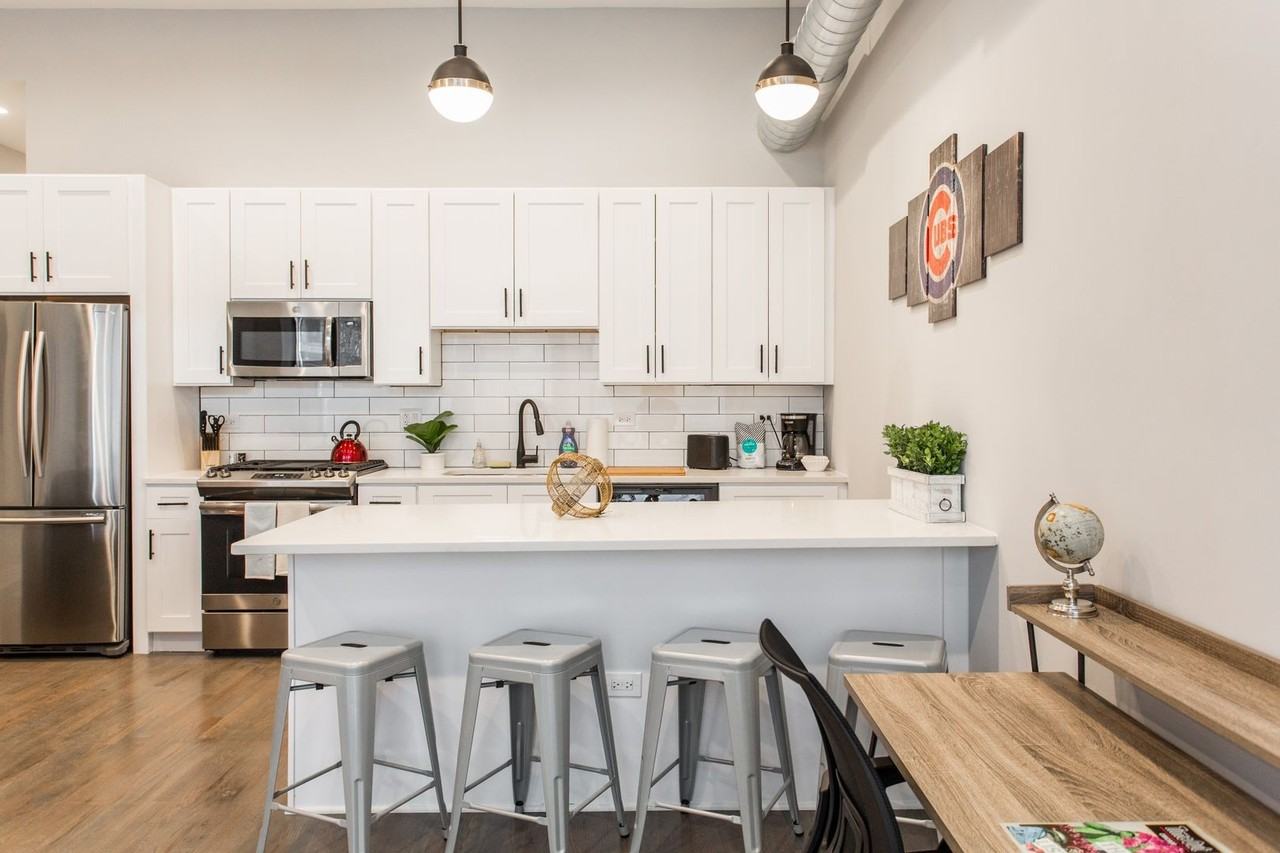 907 W School St #2B - Photo 2 of 11