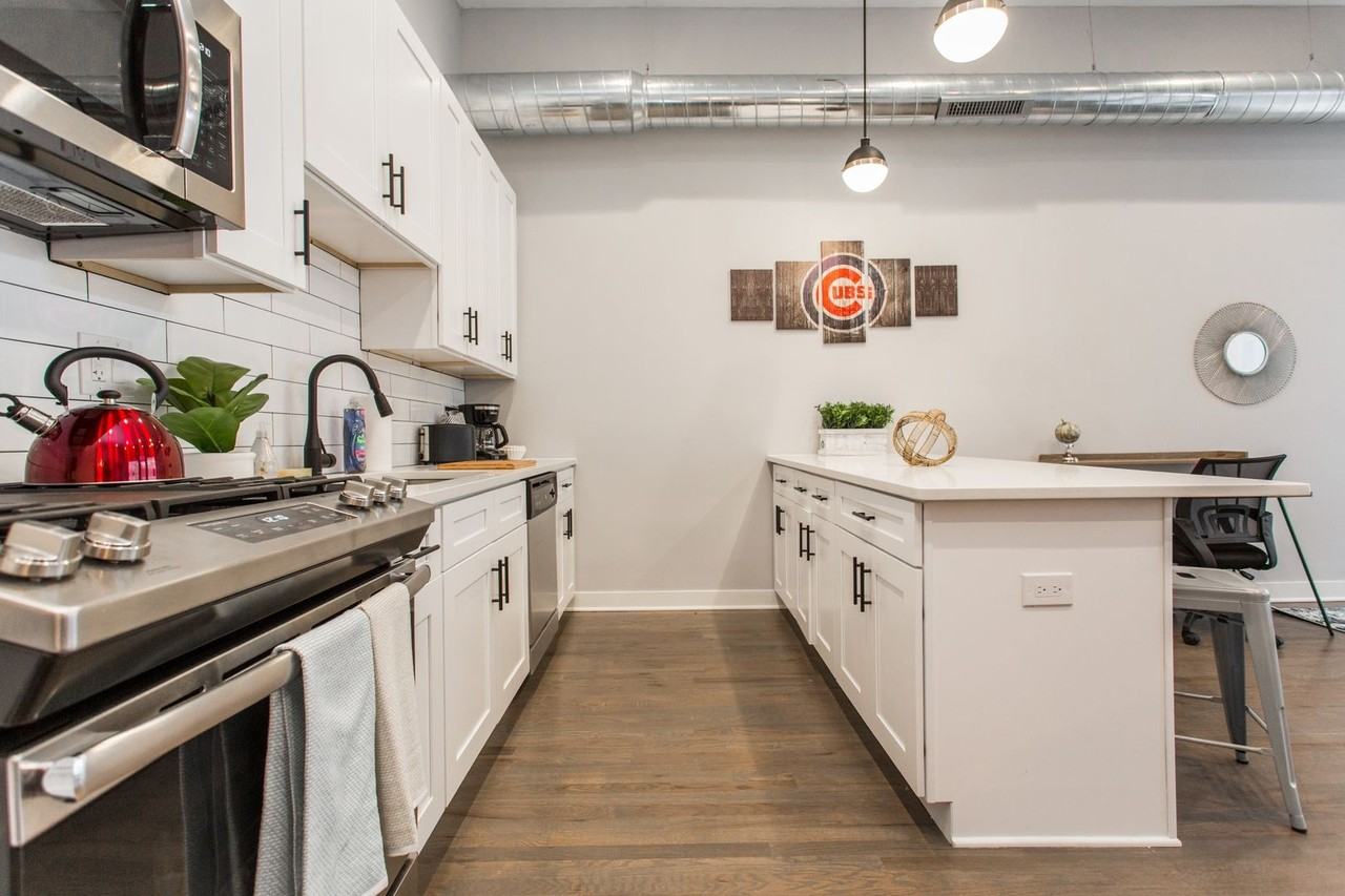 907 W School St #2B - Photo 4 of 11