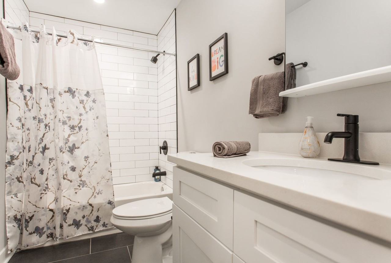 907 W School St #2B - Photo 7 of 11