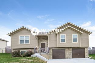 404 Ne 192nd St - Photo 1 of 1