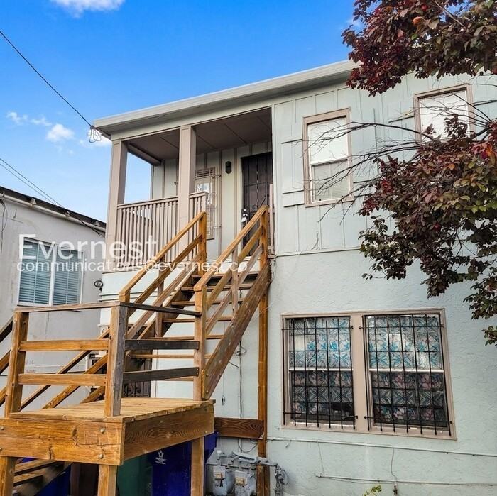 440 18th St #B - Photo 2 of 17