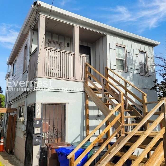 440 18th St #B - Photo 3 of 17