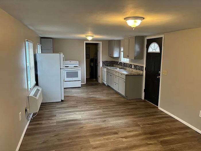 331 N Elizabeth St #B - Photo 2 of 11