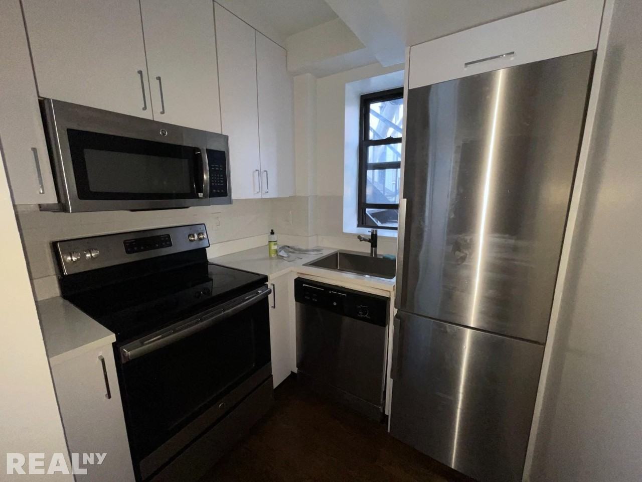 W 58th St #PHC - Photo 4 of 8