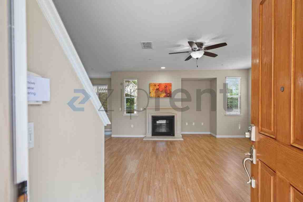 237 W Moraga St - Photo 4 of 31