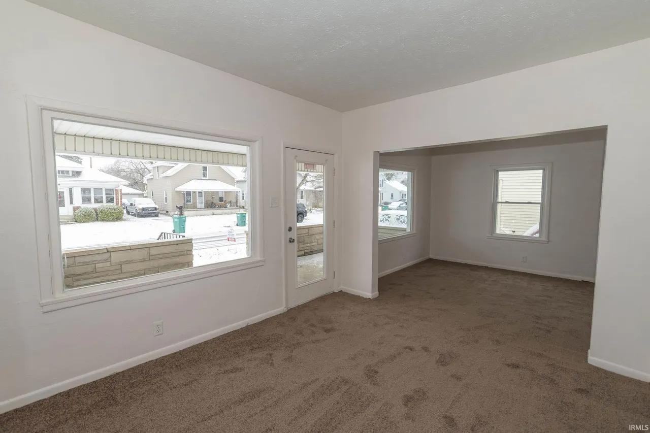 914 W 6th St - Photo 2 of 11