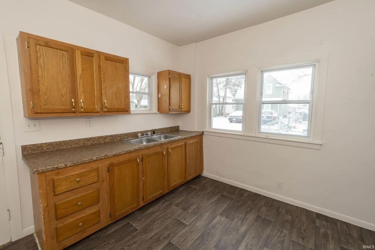 914 W 6th St - Photo 3 of 11