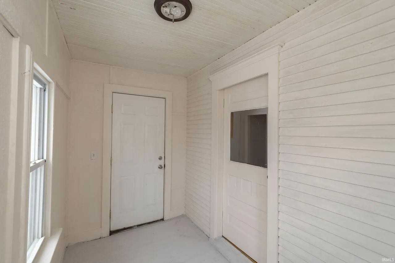 914 W 6th St - Photo 5 of 11