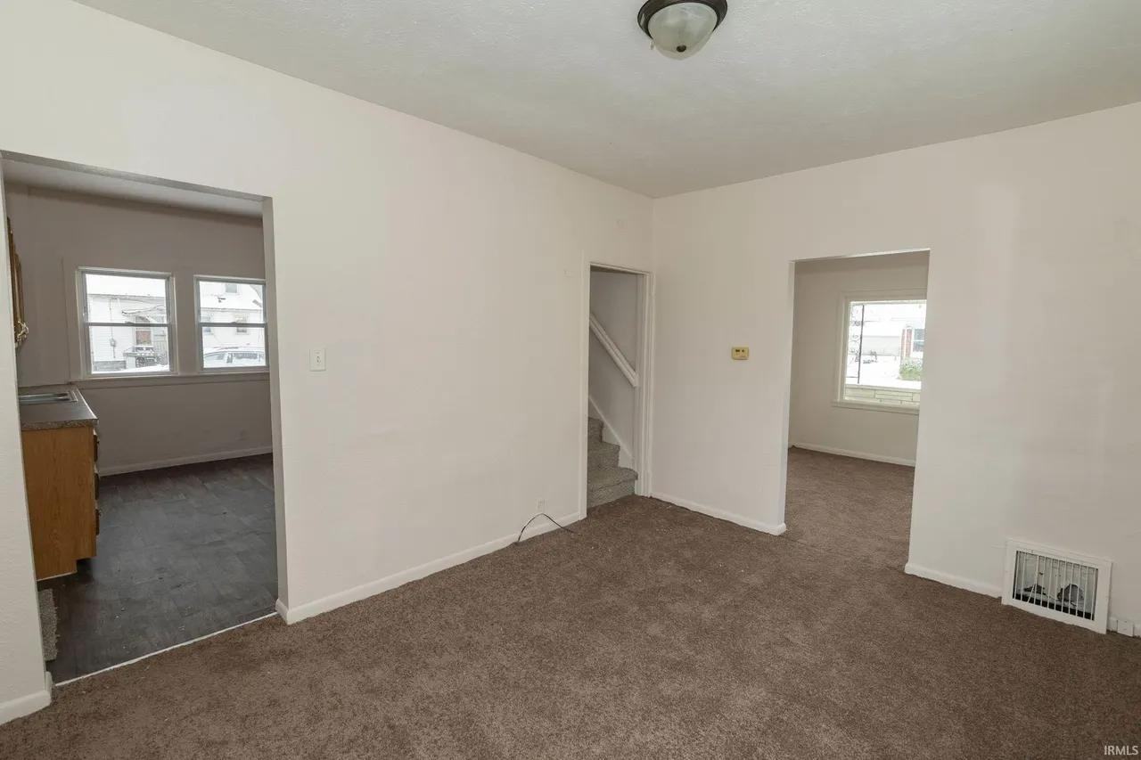 914 W 6th St - Photo 6 of 11