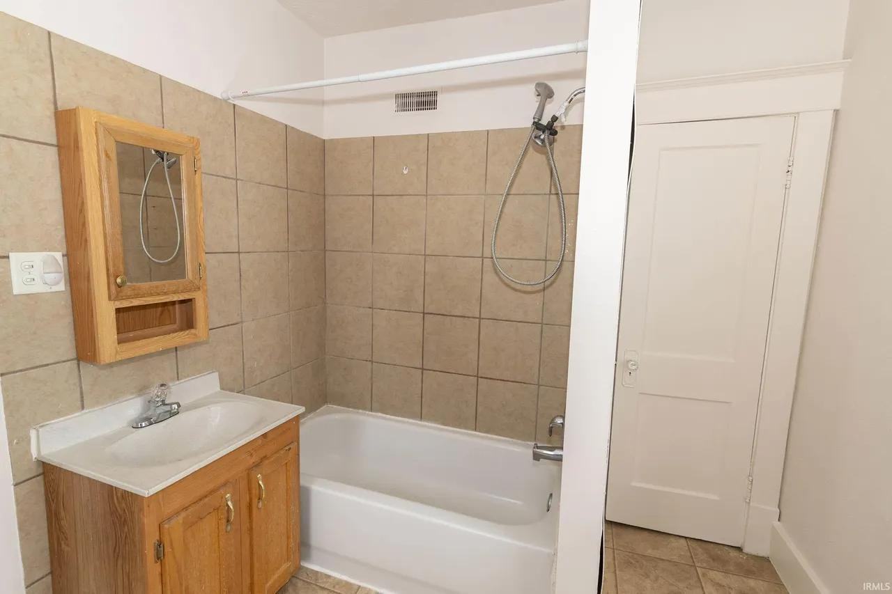 914 W 6th St - Photo 7 of 11