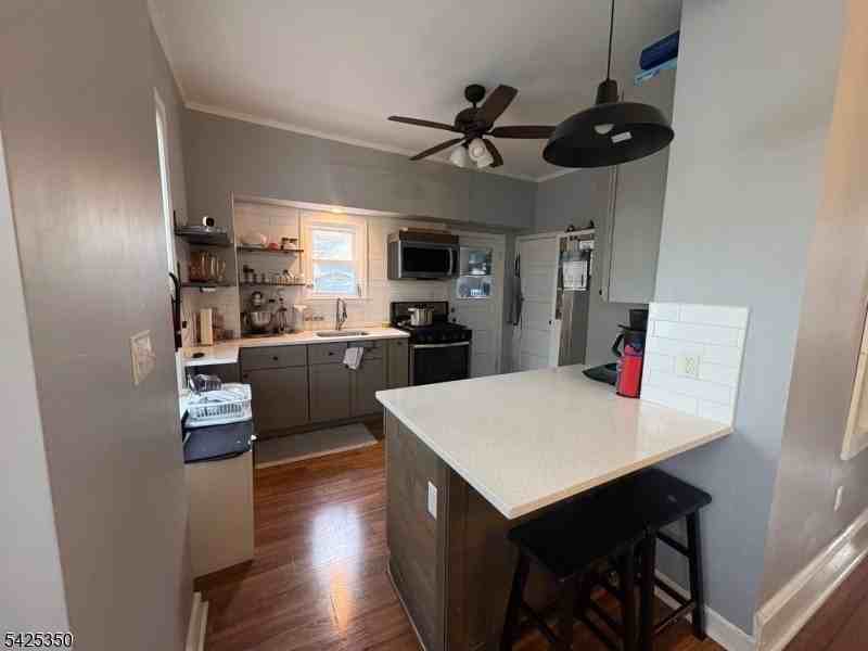 67 Demott Ave 1st Fl - Photo 4 of 8