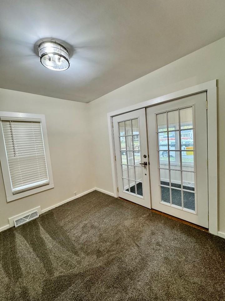 620 Kirkwood Ave - Photo 5 of 20