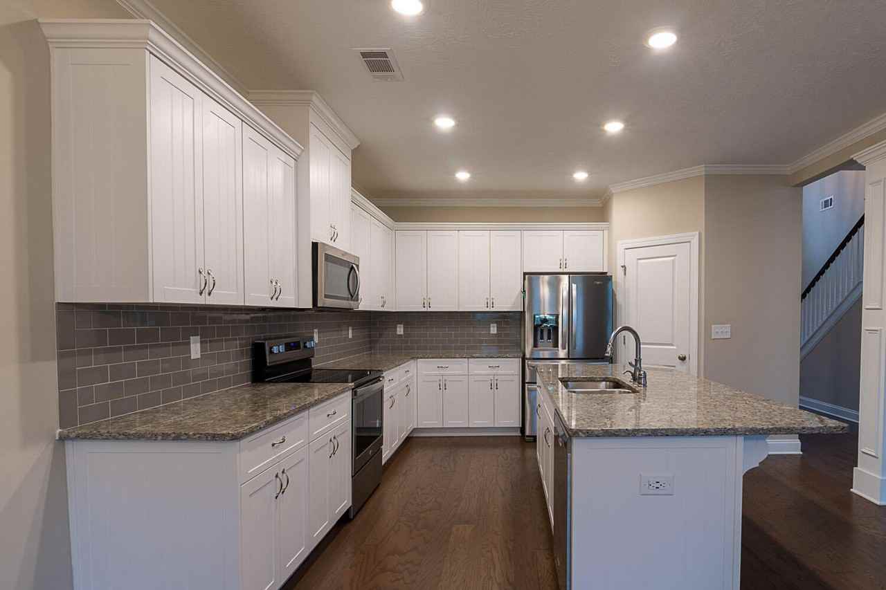 453 Arrowwood Dr - Photo 6 of 33