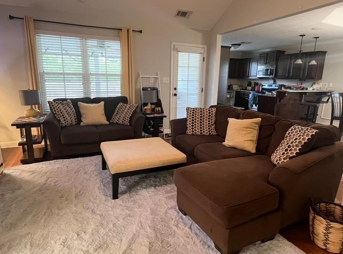 1111 Rosland Cir - Photo 3 of 9