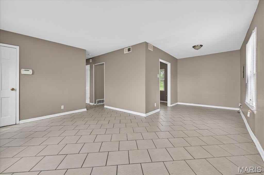 6018 Evergreen Blvd - Photo 5 of 27