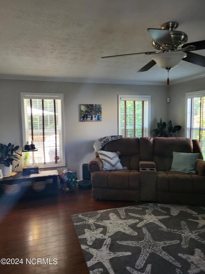 220 Newport Drive - Photo 3 of 8