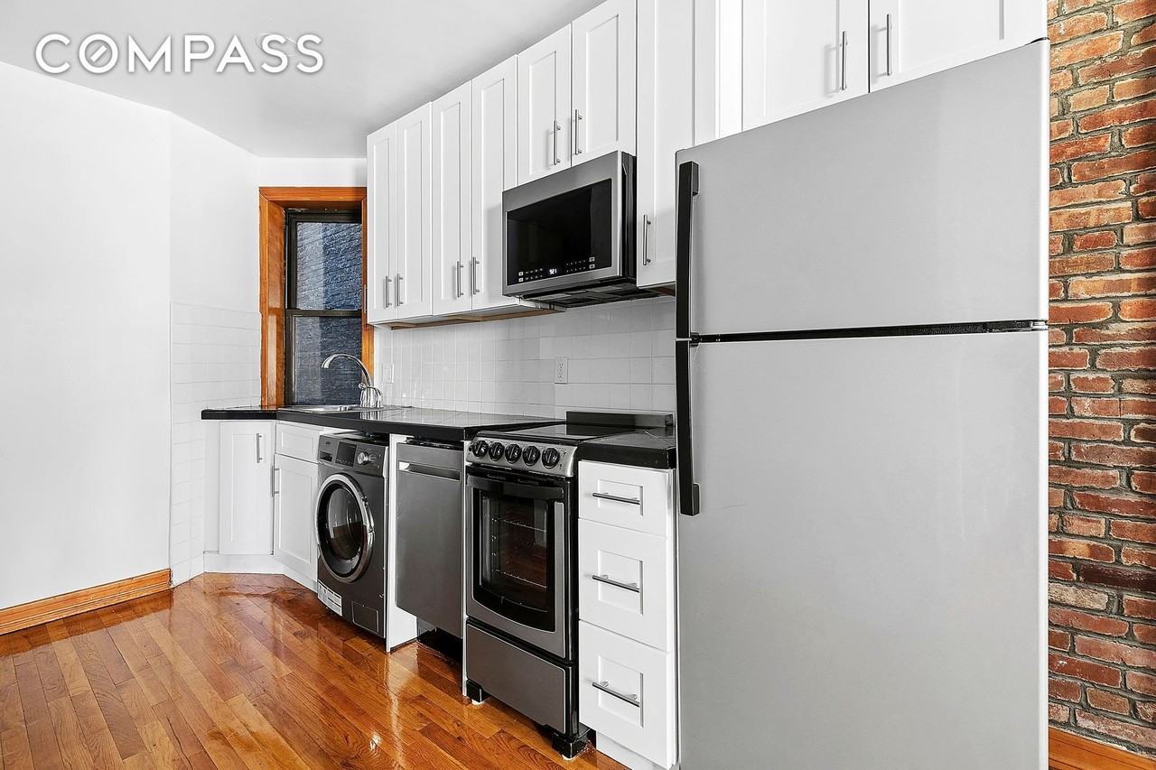 258 W 15th St #2R - Photo 3 of 8