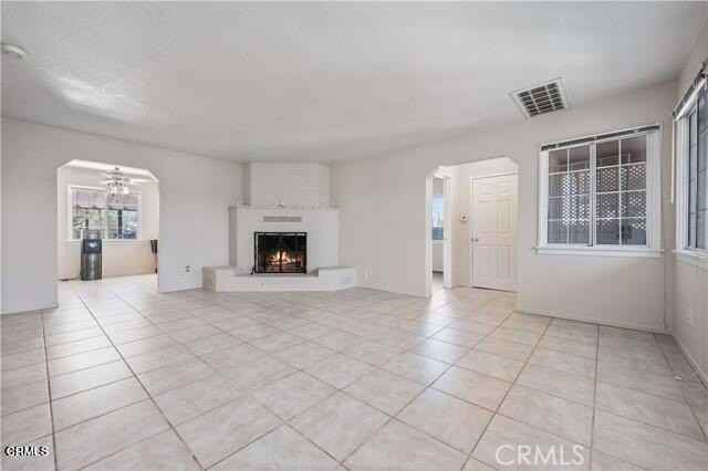 45027 Division St - Photo 4 of 11