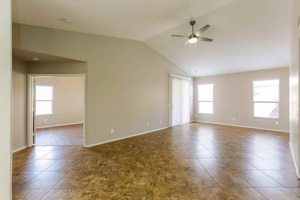 1058 S Sierra St - Photo 4 of 16