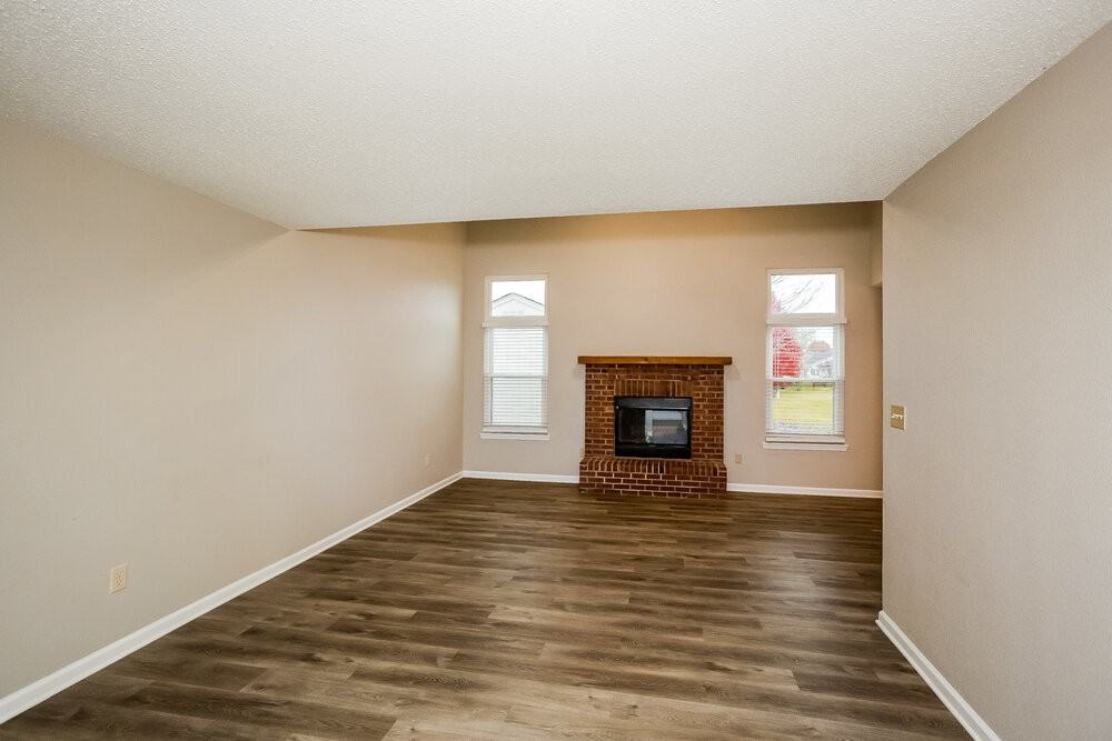 279 Brookview Dr - Photo 5 of 17