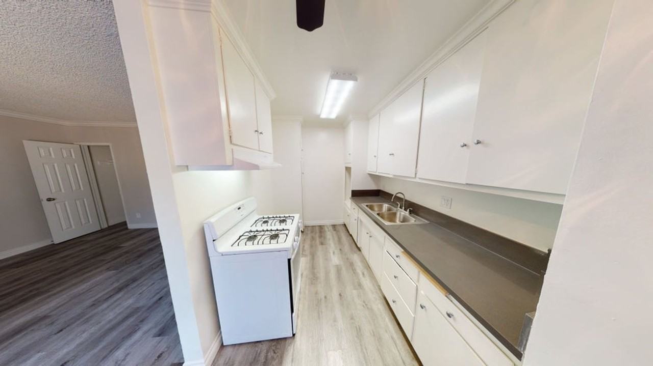 Roscoe Villa Apts - Photo 4 of 4