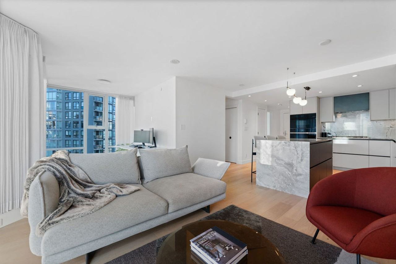 583 Beach Cres #1520574P - Photo 4 of 44