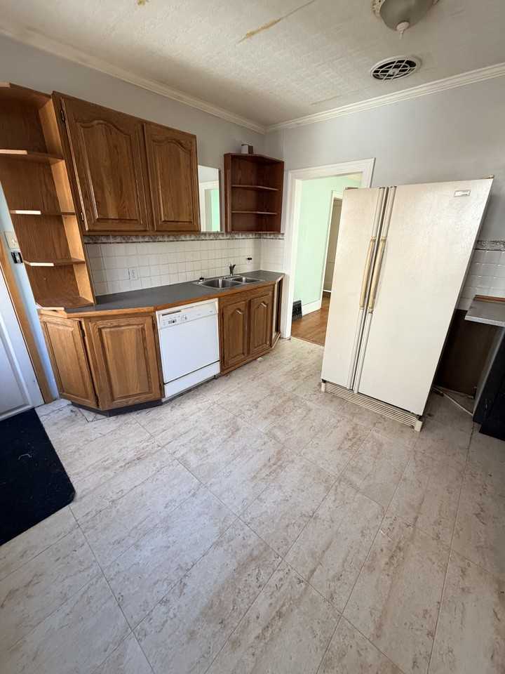 627 9th St E #MAIN - Photo 2 of 12