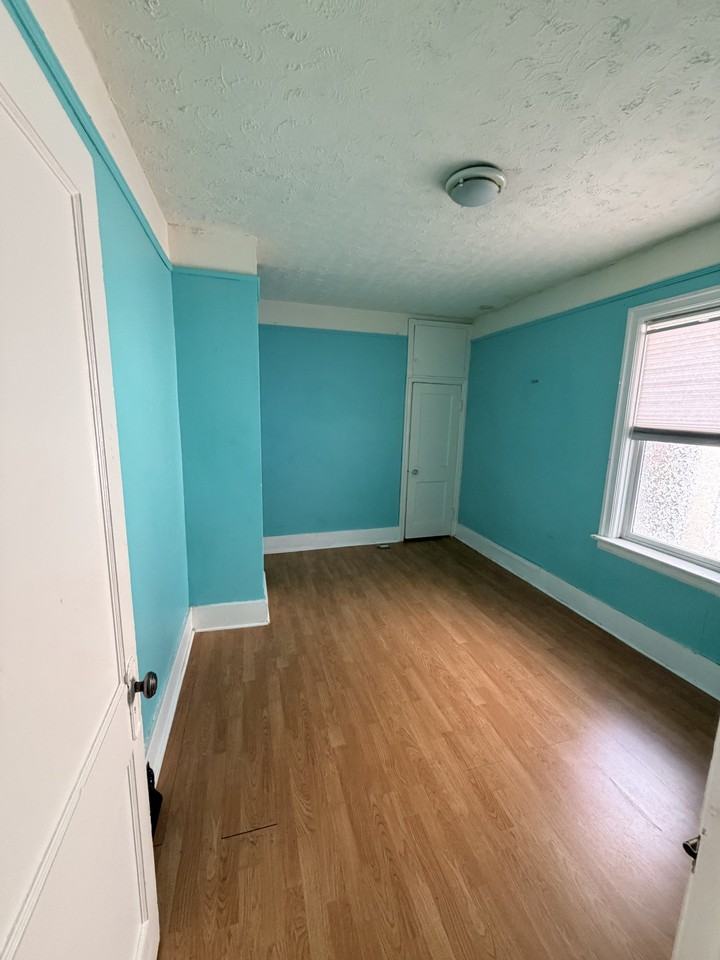 627 9th St E #MAIN - Photo 5 of 12