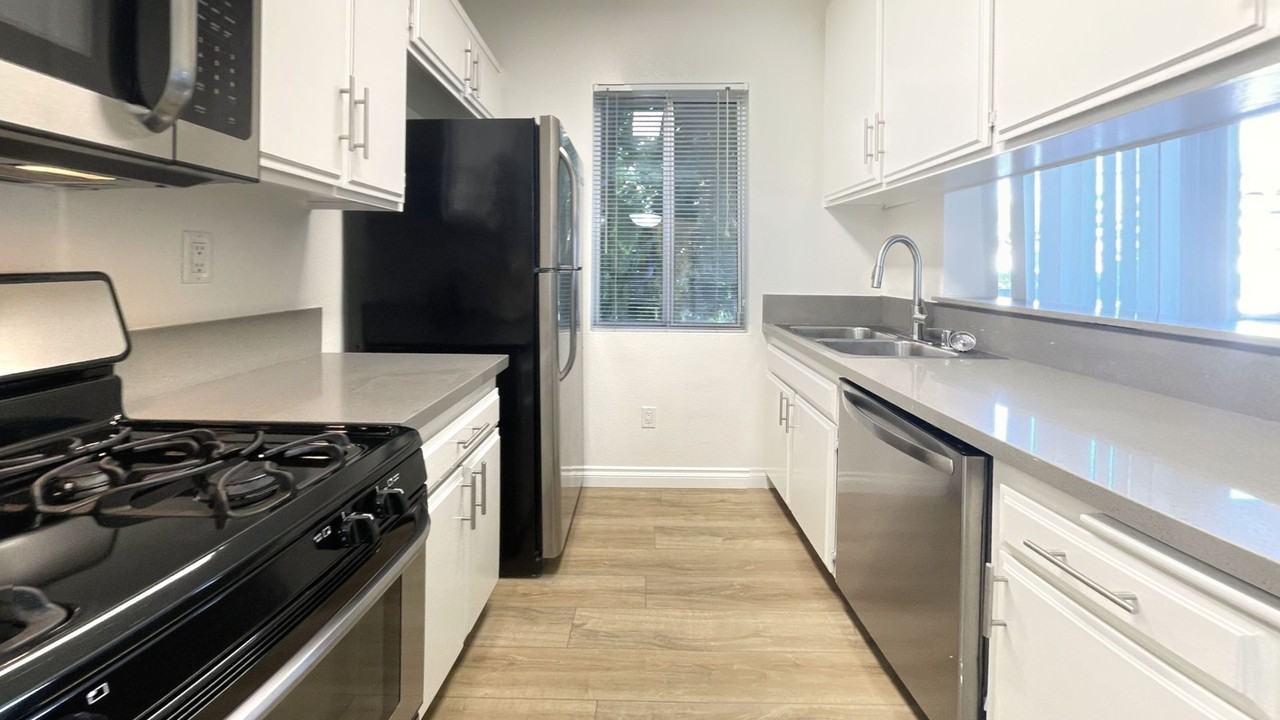 Clark Apartments...Gorgeous 2 Story Penthouse...Full Amenities...CALL NOW! - Photo 6 of 10