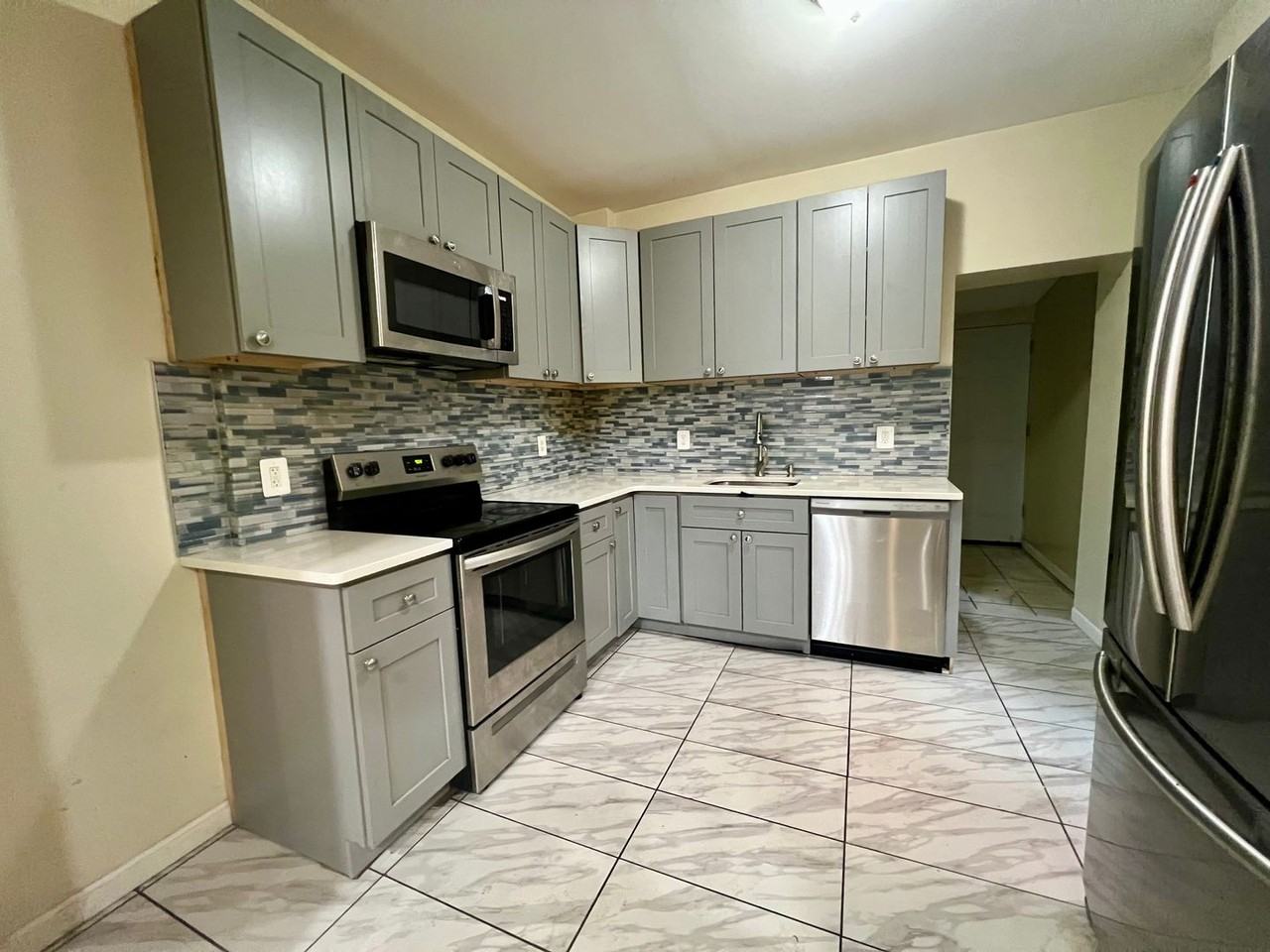 7275 Saybrook Ave - Photo 6 of 20