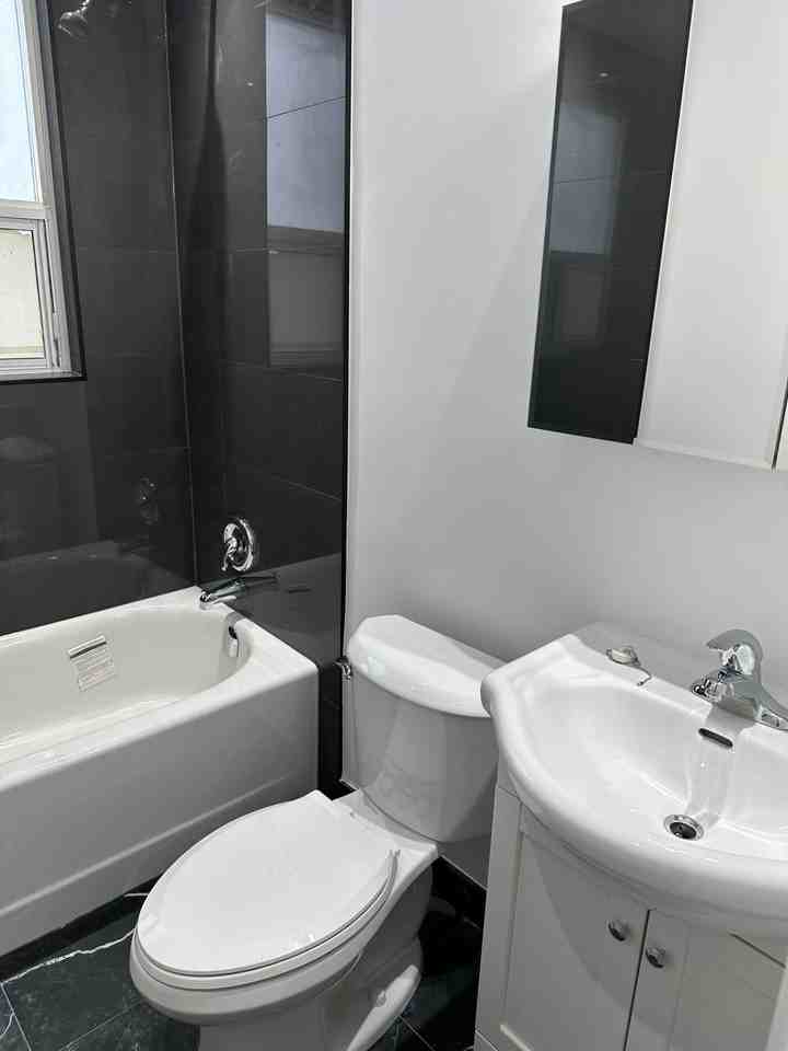 1996 Bathurst Street - Photo 3