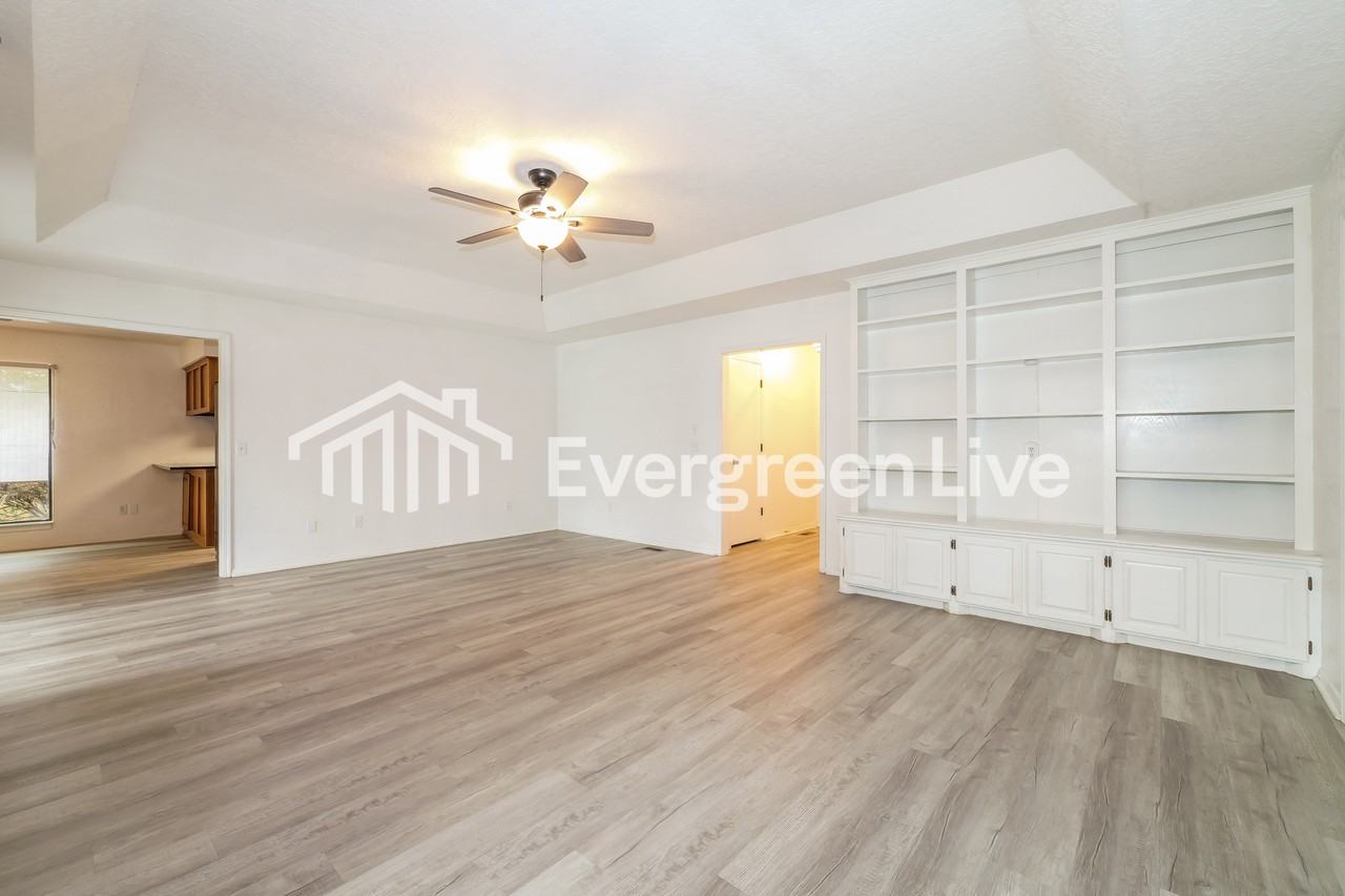 305 N Grand Fork Dr - Photo 3 of 15