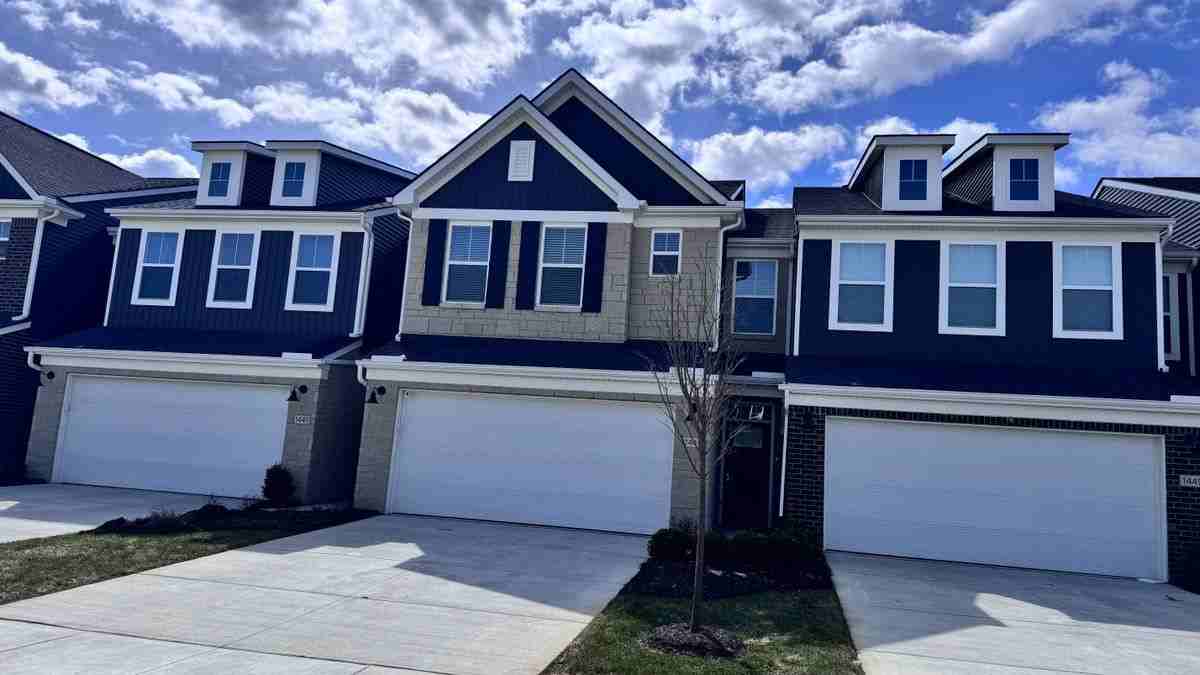 1445 Superior Dr - Photo 3 of 21