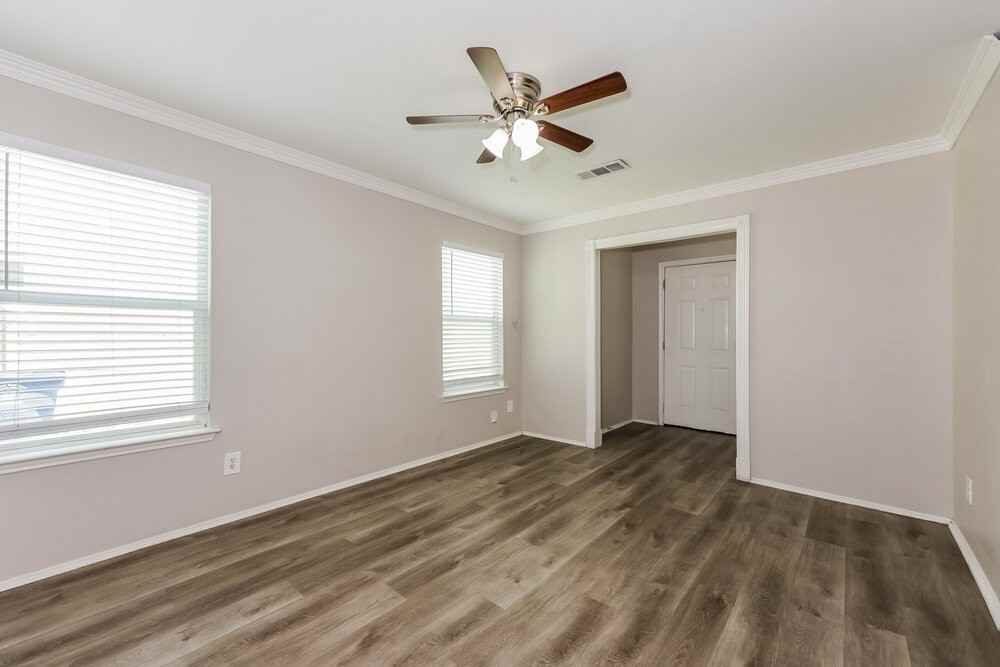 1016 Matamoros Plz - Photo 4 of 17