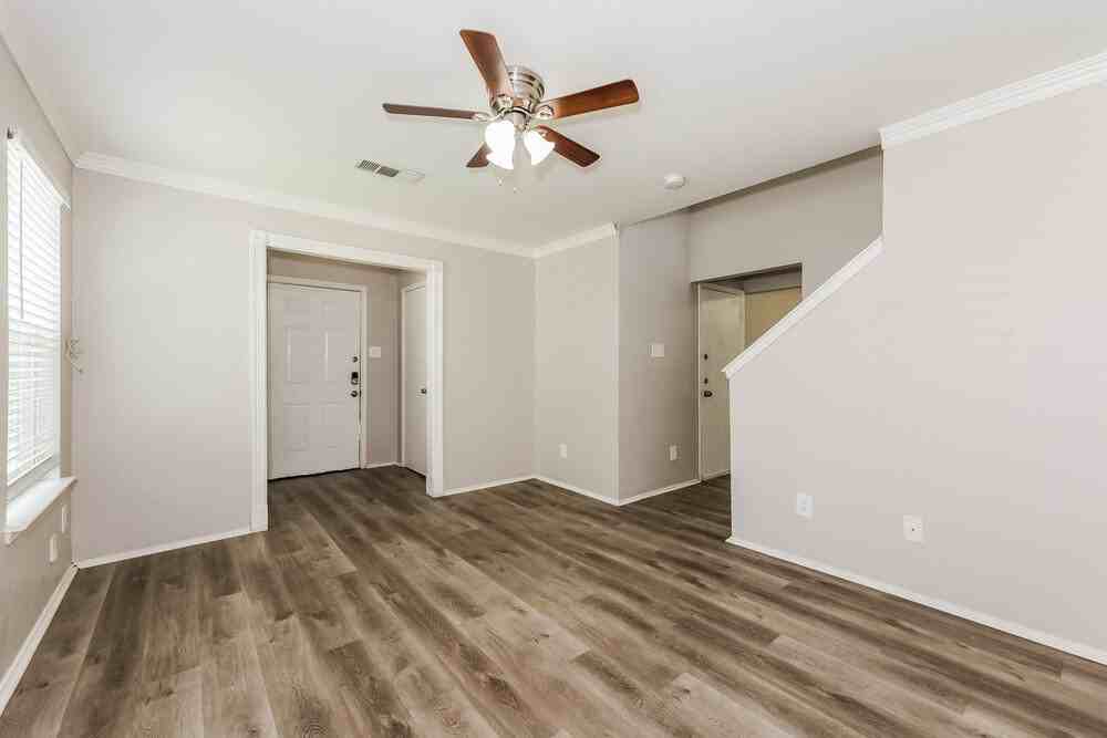 1016 Matamoros Plz - Photo 5 of 17