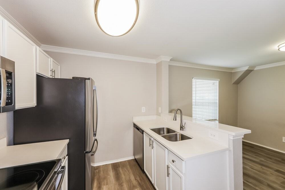 1016 Matamoros Plz - Photo 7 of 17