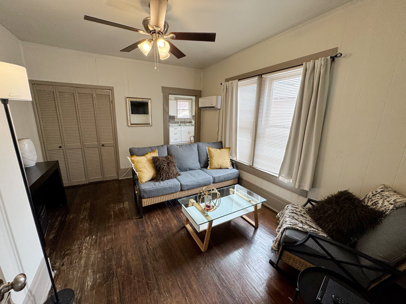 519 W Ridgewood Ct - Photo 2 of 18