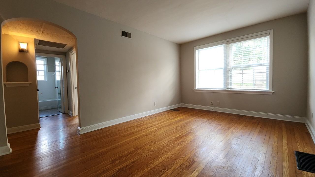 1042 Sanford Ave - Photo 3 of 10