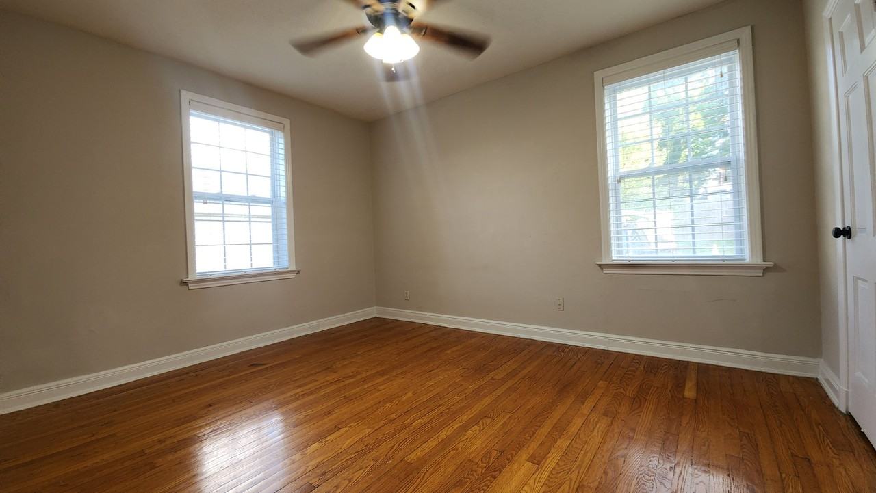 1042 Sanford Ave - Photo 5 of 10