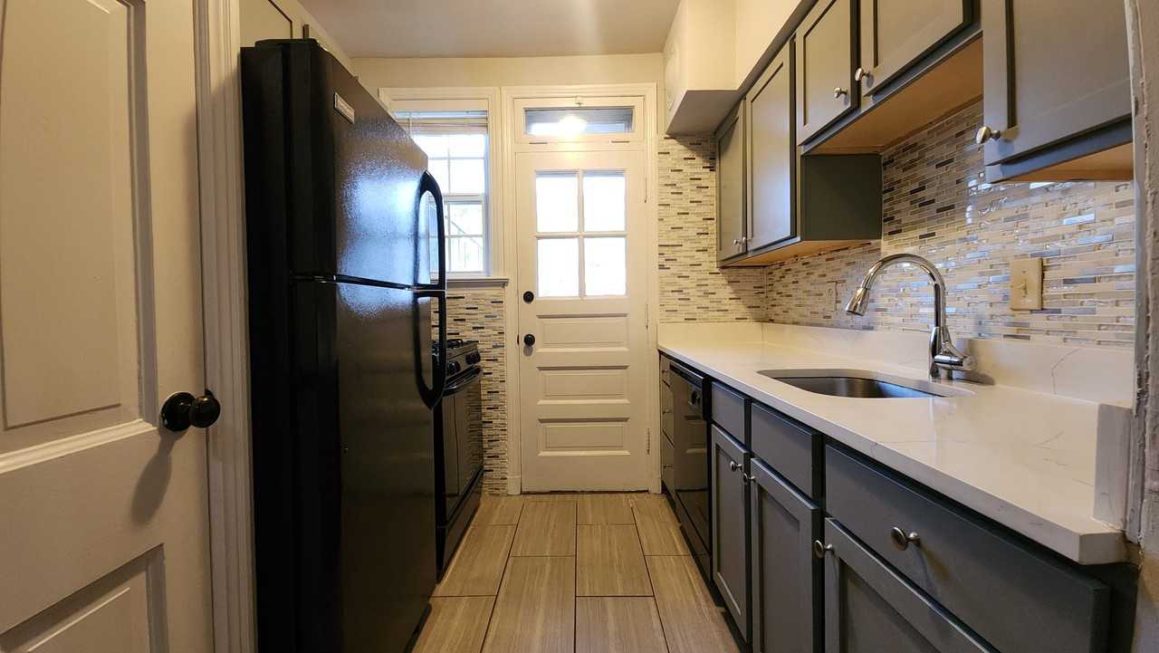 1042 Sanford Ave - Photo 7 of 10