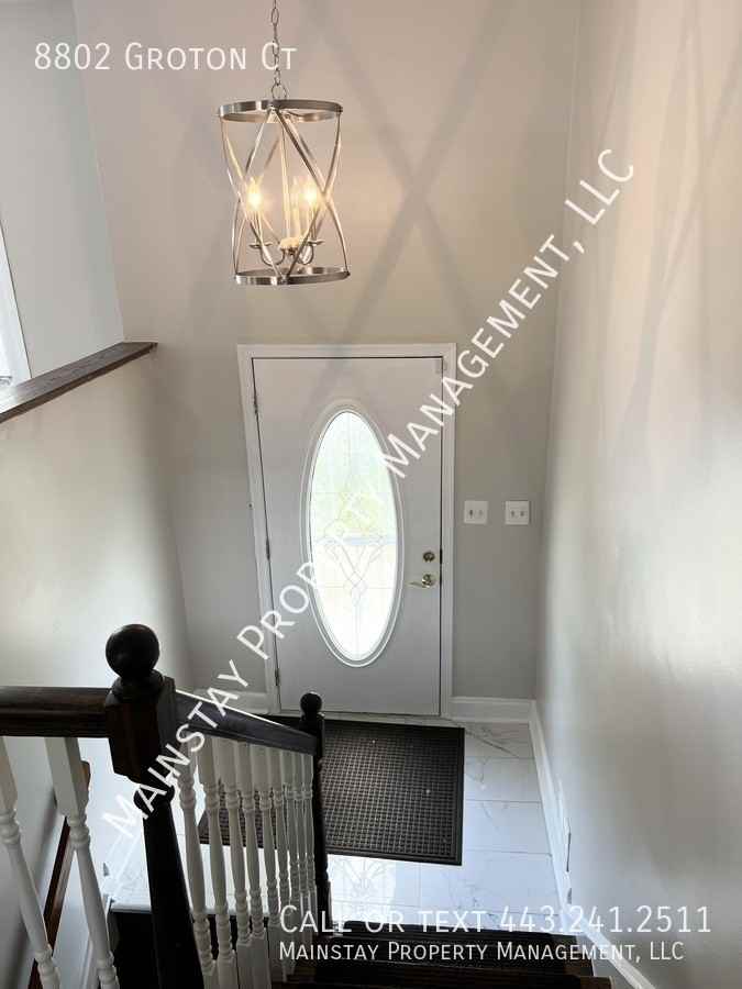 8802 Groton Ct - Photo 3 of 32