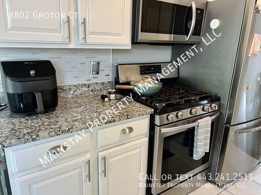 8802 Groton Ct - Photo 4 of 32