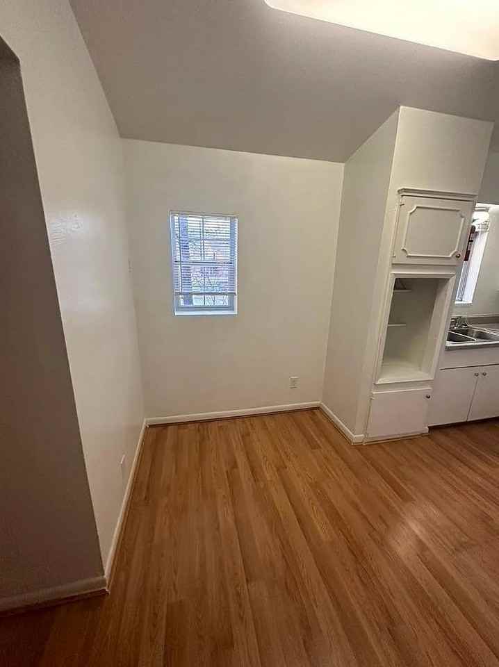 1023 Lyndon St #1 - Photo 3 of 4