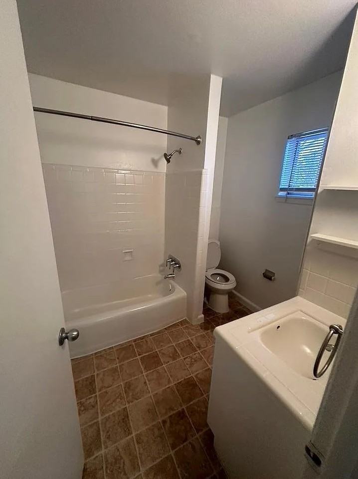 1023 Lyndon St #1 - Photo 4 of 4